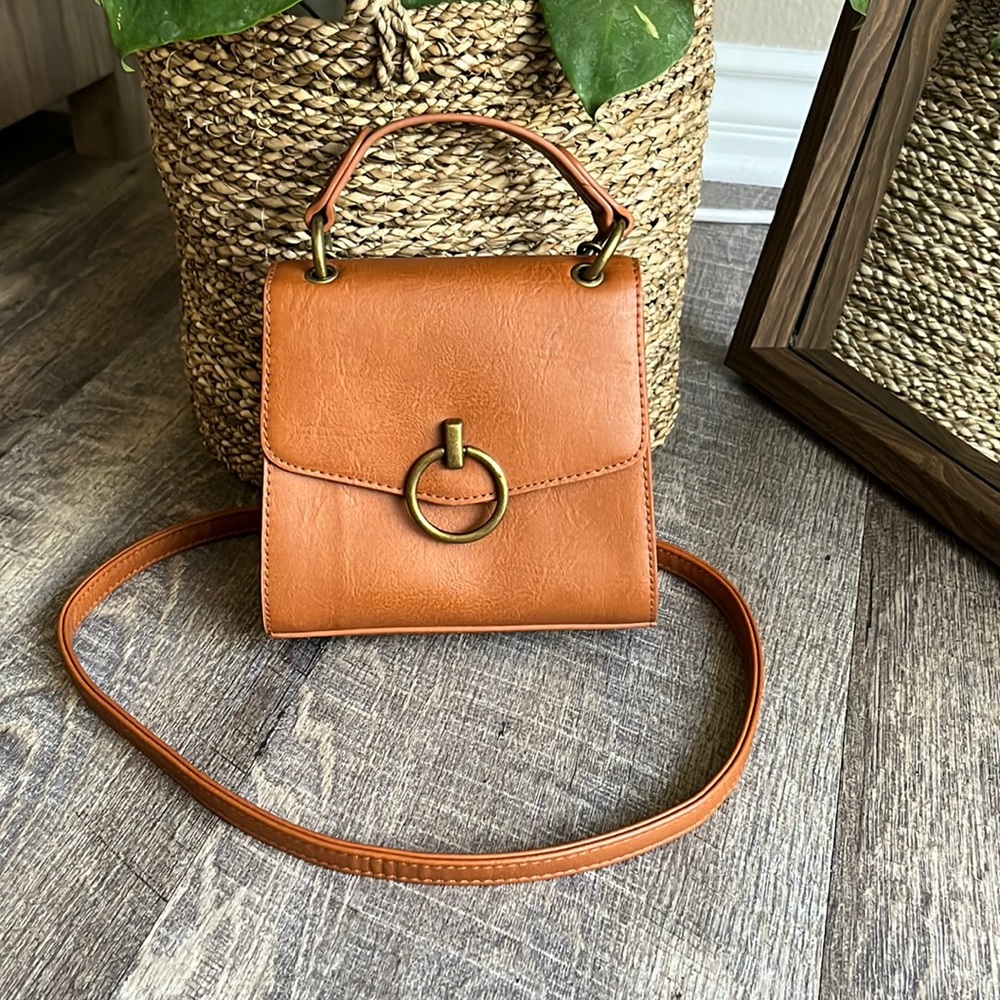 Universal thread crossbody bag